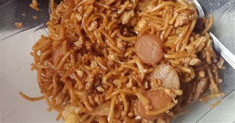 It is quite a production to prepare this dish, since nasi kuning (or yellow rice) is traditionally served with the requisite perkedel kentang, ayam ungkep, telur dadar gulung, kerupuk udang (shrimp crackers), quick lalap, and sambal. 373 resep mie kuning goreng enak dan sederhana - Cookpad