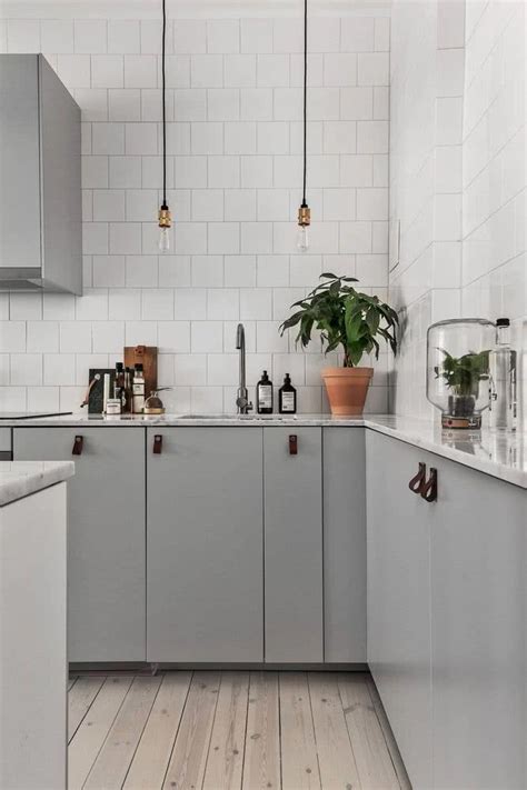 Muebles de cocina en color blanco y gris efecto cemento, dos colores que facilitan un ambiente moderno y de estilo industrial. Colores para la cocina 2021 2020 Tendencias e Imágenes