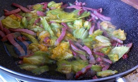 Un primo piatto con sapori e colori di stagione. Pasta al Forno con Fiori di Zucca Speck e Provola