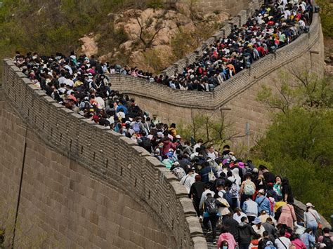 Photos Of Tourists Packed Onto The Great Wall Of China Look Like They