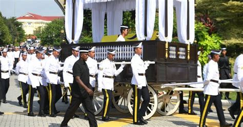 Recounting her family history going back to 1885, she said the late sultan abu bakar of johor married the daughter of a chinese merchant, wong ah gew and added that this. Jenazah bonda Sultan Johor, Almarhumah Yang Amat Mulia ...