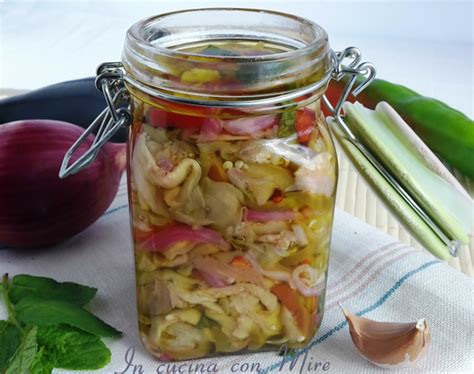 Lessare per circa 1/2 ora i funghi sbucciati, lavati e tagliati a fettine, in aceto di vino bianco diluito con acqua e leggermente salato; Giardiniera di melanzane senza cottura ricetta calabrese ...