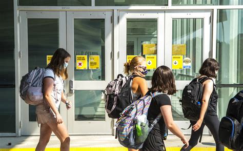 Sin embargo el regreso a las aulas no es obligatorio, si padres de familia no están de acuerdo, habrá una alternativa en educación a distancia para que pueda quedarse en casa. NYC plantea regreso de clases presenciales al aire libre ...