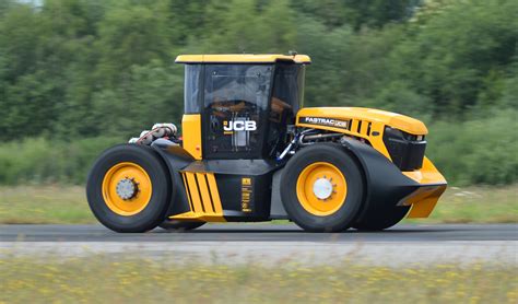 Najrýchlejší Traktor Je Jcb Fastrac 8000 Dokáže Viac Než 160 Kmh