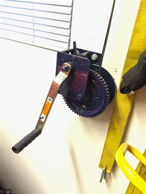 Oppgaven tar minst to personer, og kan forårsake alvorlig skade på din kajakk og ditt. Pacific Paddle Sports: DIY Kayak Lift
