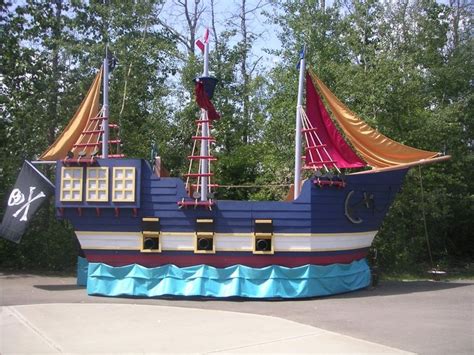 Boat decorations for boat parades 2020 popular. Pirate Ship Parade Float | Homecoming floats, Parade float ...