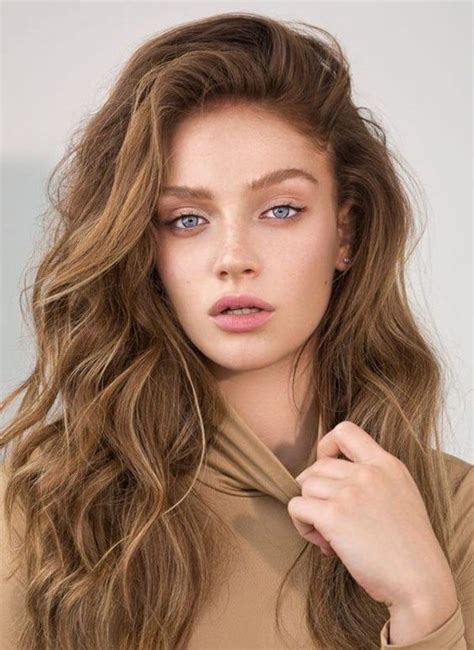Stunning Light Brown Hair Color Ideas With Highlights Brown Hair Pale Skin Brown Hair Blue