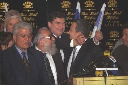 לוחמים וסירות גומי מובלים על סיפון ספינות סער לקראת מבצע אביב נעורים. תצלומים בחירות 1999
