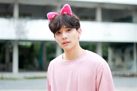ผมชอบกล้องฟิล์ม เพราะอยากเอามาถ่ายรูปพ่อแม่เก็บไว้ นอกจากรูปของพ่อแม่แล้ว ผมชอบถ่ายรูปวิวเหมือนที่เห็นแฮชแท็กในทวิตเตอร์ว่า #bluemanfilm หมายถึงคนเหงา คือจะไม่มีรูปคน มีแค่สิ่งของหรืออะไรที่ดูเหงาๆ เพราะผมไม่ชอบถ่ายรูปคน แล้วก็ไม่ชอบถูกถ่ายรูปด้วย (หัวเราะ) รวมรูปภาพของ ลี ฐานัฐพ์ ตอบชัดเจน วุ้นเส้น แค่พี่สาว ขอโทษ ...