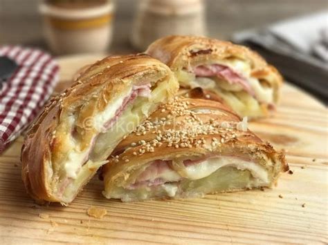 In questa galleria di ricette vi ho racchiuso alcune tra le ricette di dolci con la pasta sfoglia più note e buone, che abbia realizzato, come sempre spiegate nei dettagli e fotografate passo dopo passo, per permettere a tutti di preparare dei dolci estremamente buoni, facili da preparare e soprattutto veloci. Pasta sfoglia ripiena con patate prosciutto e formaggio ...