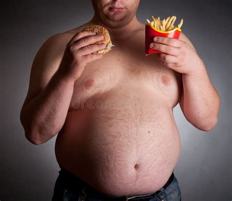 Fetter Mann Mit Hamburger Und Chips Stockfoto Bild Von Studio Dunkel