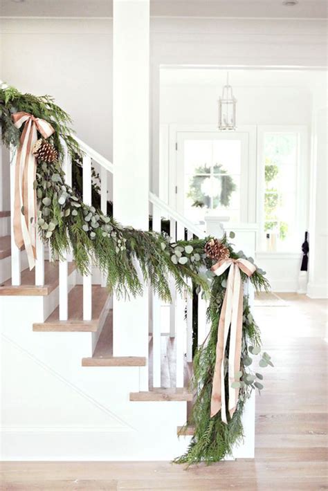 35 Amazing Christmas Staircase With Banister Ornaments Homemydesign