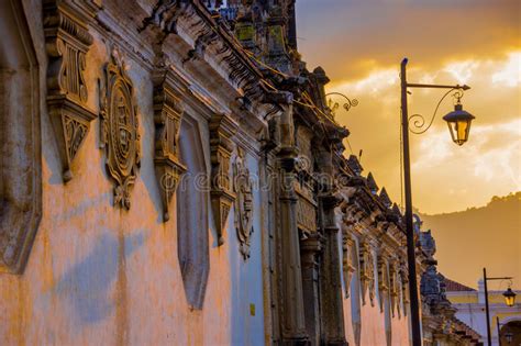 Dieses gelenk umfasst neben der stadt antigua selbst. Koloniale Architectuur In Antigua Stad Guatemala Stock ...