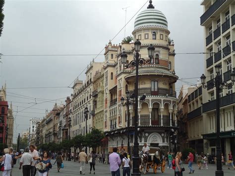 Regelung über die anzahl der personen, die teilnehmen dürfen (sehr. Bild "Innenstadt" zu Altstadt Sevilla in Sevilla