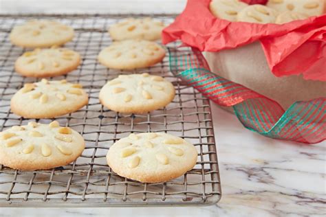 Start with one dough, make, bake and then give them as gifts! Easy Christmas Cookies Giada / Italian Christmas Cookie Recipes Giada : Whenever i think of ...