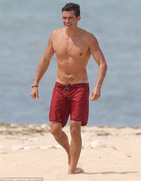 Shirtless Orlando Bloom Shows Off Incredible Abs In France Daily Mail