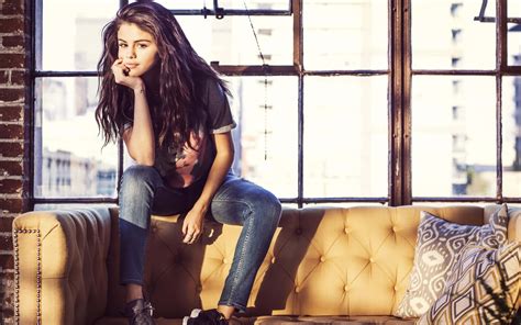 Download Selena Gomez Legs Spread Wallpaper | Wallpapers.com