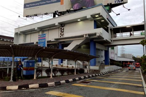 The kuala lumpur light rail transit, called lrt, is a public rail transport service that runs two major routes, the kelana jaya lrt line and ampang lrt line. Kelana Jaya LRT Station - klia2.info