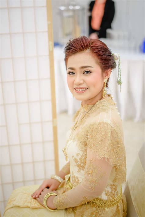 Bride In Thai Traditional Dress The Monk Ceremony Thai We Flickr