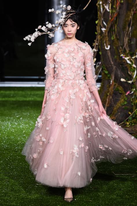 Discover nowfashion, the first real time fashion photography magazine to publish exclusive live fashion shows. Dior Couture Spring Summer 2017 Tokyo - NOWFASHION