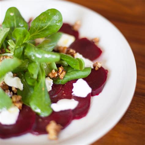 Rote Beete Carpaccio mit Feldsalat karamellisierten Walnüssen und
