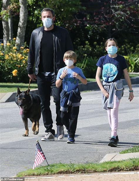 Affleck was pictured this morning outside his home juggling a. Ben Affleck bringt seine Kinder in das tragen von ...