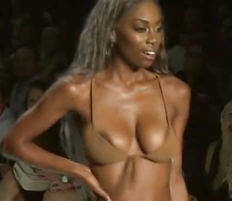 Arreyon Ford Oops Boob On The Catwalk Dec 2017 10 Pics Xhamster
