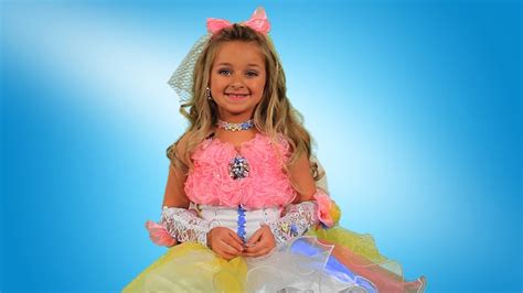 Toddlers And Tiaras Isabella Barrett Is A Glitzy Girl Youtube