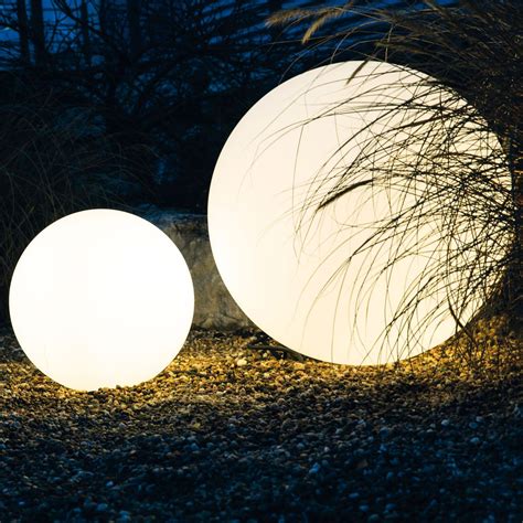 Eine universalweiße lichtfarbe von 4.000 kelvin an. geniale Leuchtkugeln für den Garten | Leuchtkugel ...