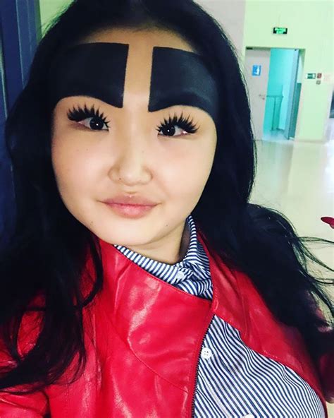 Fashion Blogger Embraces Extreme Eyebrow Trend With Huge Brows Covering