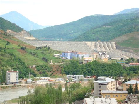 13 yaşında ailesiyle birlikte i̇stanbul'a, bir yıl sonrada almanya'ya gitti ve eğitimini orada sürdürdü. Artvin Borçka Rehberi