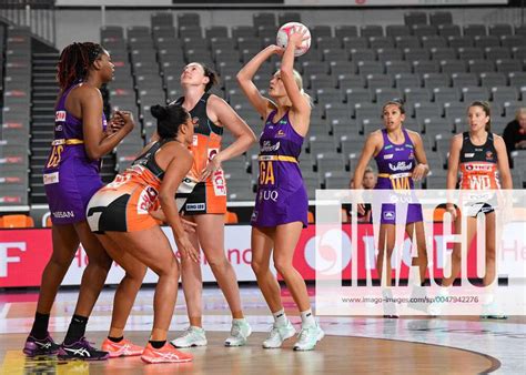 Super Netball Giants Firebirds Tippah Dwan Centre Of The Firebirds