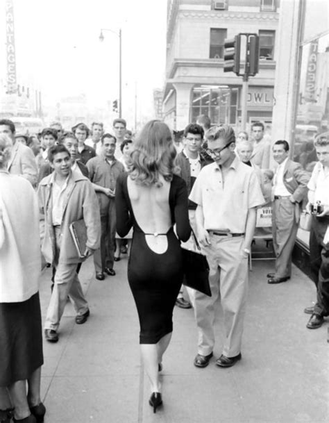 Vikki Dougan Walks The Street 1950s Jessica Rabbit Foto Fashion