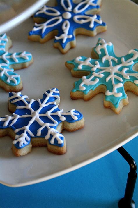 Decorating cutout sugar cookies with royal icing has become super fun for me. Royal Icing Cookies | The Curvy Carrot