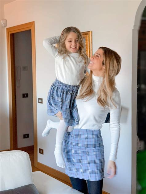 Un paio di pantaloni a uovo, più larghi sui fianchi che si stringono a sfinire verso le caviglie, comodi da indossare e abiti mamma e figlia. Ministar Wears The Family - vestiti coordinati mamma e figli | Cosa Mi Metto???