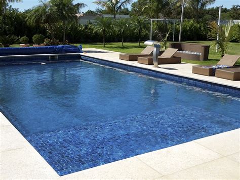 Piscina Retangular Com Prainha
