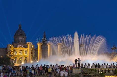 Alleen de hoofdstad madrid telt meer inwoners. Barcelona - Fonteinen - Spanje Redactionele Afbeelding ...