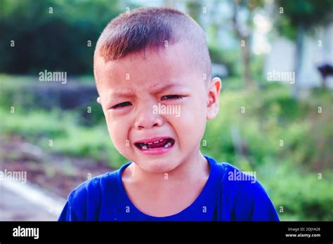 Boy 5 Years Crying Hi Res Stock Photography And Images Alamy