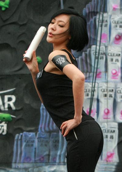 From 1994 to 2001, she was a member of the pop duo asos (originally called sos for sisters of shu, the name was changed to asos for legal reasons) with her youngest sister dee hsu. Taiwan Celebrities Gossip: Dee Hsu Endorser of Clear Shampoo