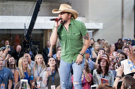 Jason Aldean Amps Up Crowd At Today Show [watch]