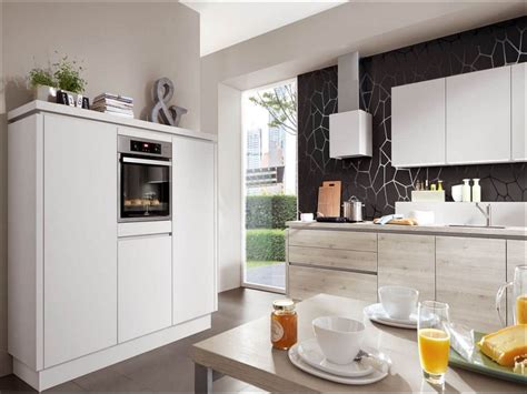 De kastenwand bestaat vaak uit hoge kasten, waardoor de ruimte optimaal wordt benut. Rechte Keuken Met Kastenwand | bestekeuken.com