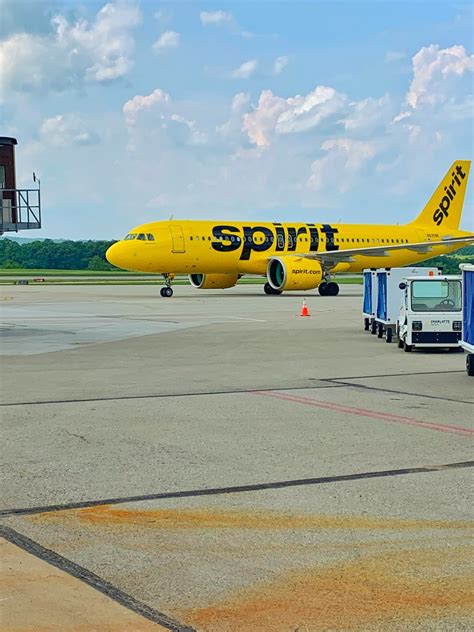 Goodbye Spirit, hello Delta. Ramp Agent spotting @LBE - Spotting