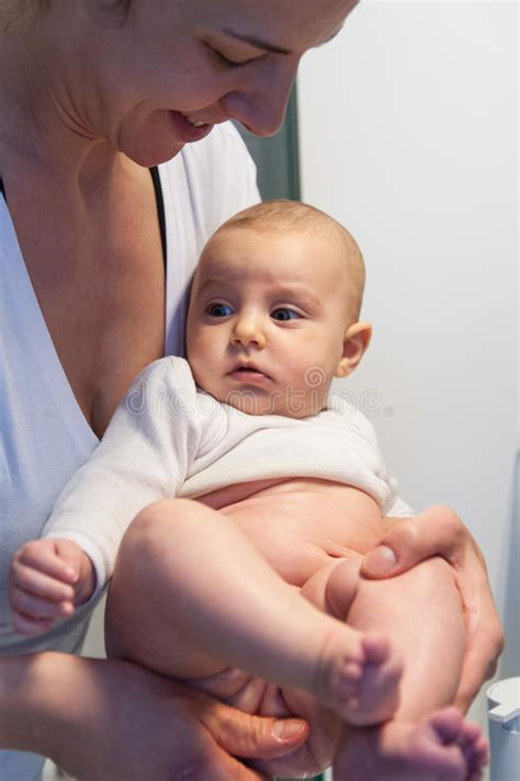 La Maman Lave Le Fils Pour S Asseoir Image Stock Image Du Mignon Femme