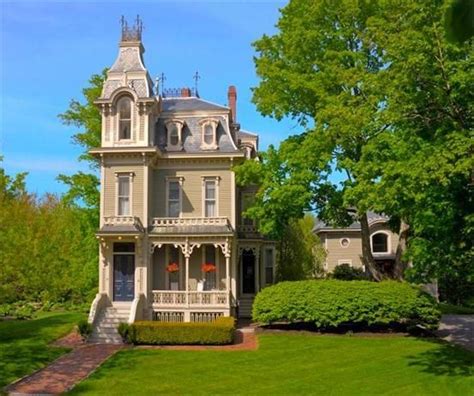 Joilieder A Narrow Victorian House In Kennebunk Maine Built In 1875