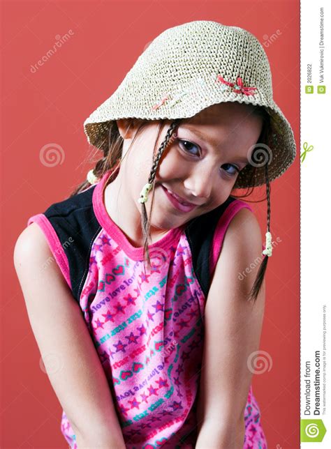 害羞女孩的帽子 库存照片 图片 包括有 可爱 诱捕 害羞 珍贵 帽子 逗人喜爱 粉红色 方式 2026822