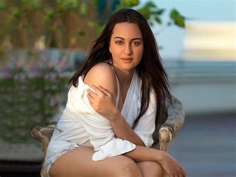 Sonakshi Sinha Sizzling Pictures In Maldives Beach See Pics Photos सोनाक्षी सिन्हा ने बीच पर