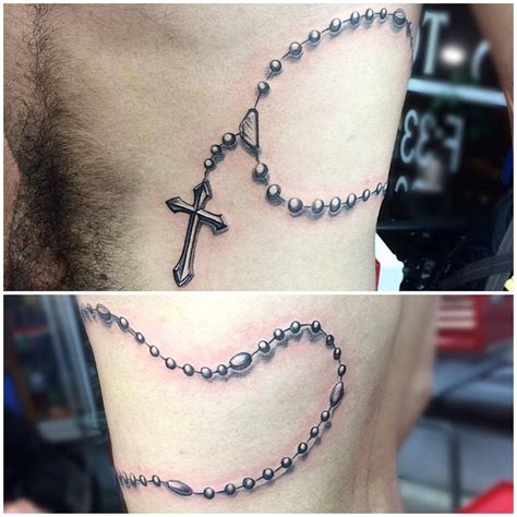 Obviamente no se trata de algo que se trata exclusivamente de tener fe profunda, ya que el rosario es un tatuaje que puede decir. Tatuaje de un rosario en el costado de un hombre
