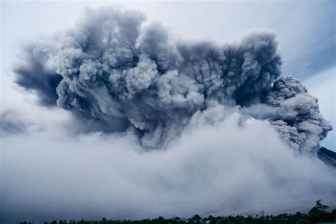 Gempa bumi vulkanik adalah gempa bumi yg terjadi akibat adanya aktivitas magma, biasa terjadi sebelum gunung api meletus. 5 Bahaya Gempa Vulkanik yang Bisa Mengancam Nyawa Manusia