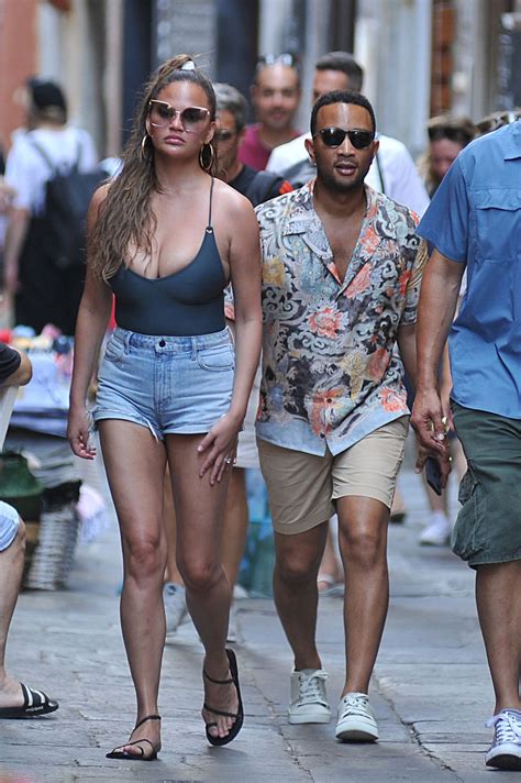 A timeline of chrissy teigen and john legend's relationship, from meeting on the set of a music 28 december 2020: Chrissy Teigen and John Legend in Porto Venere 07/04/2019 ...
