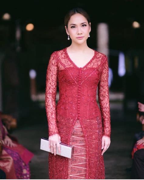 Kini, kebaya sudah berubah fungsi sedemikian rupa menjadi kebaya modern. √ 50+ Model Kebaya Kutu Baru Modern Brokat Terbaru 2020